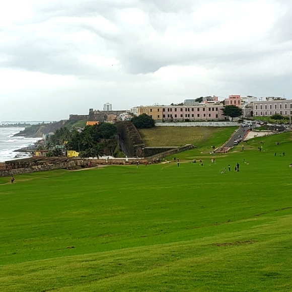 Share Show with Designer Bags, Wallets, Jewelry & Accessories. No Clothes Pls - Picture 10 of 15